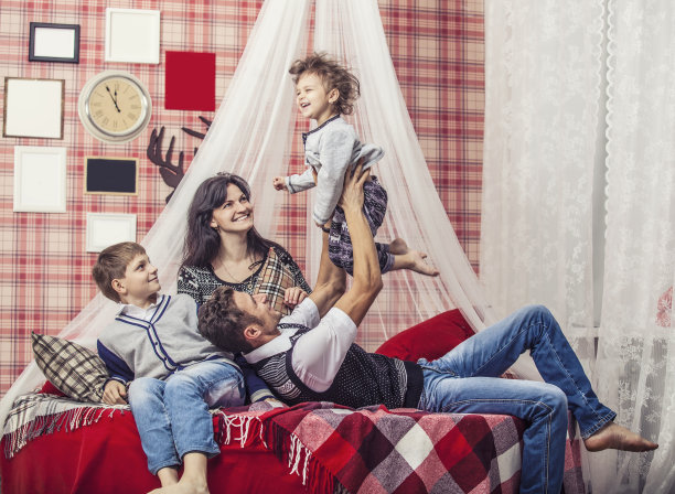 家庭，妈妈，爸爸和孩子一起在家图片下载