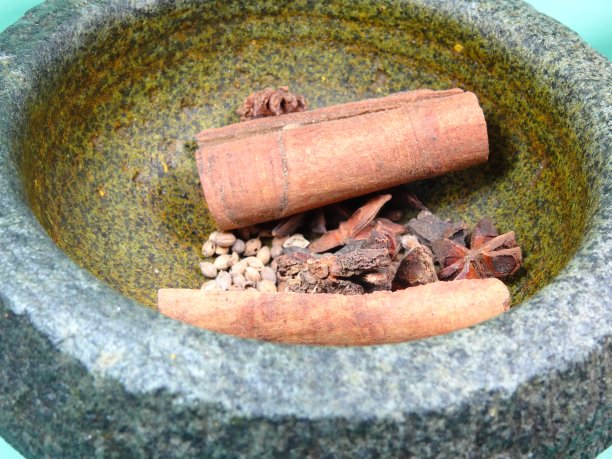 石臼中的香料图片下载