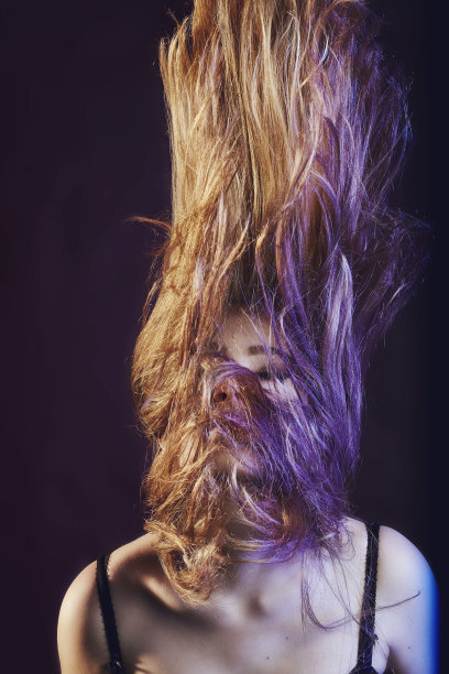 女孩摇摆着她的头发图片下载