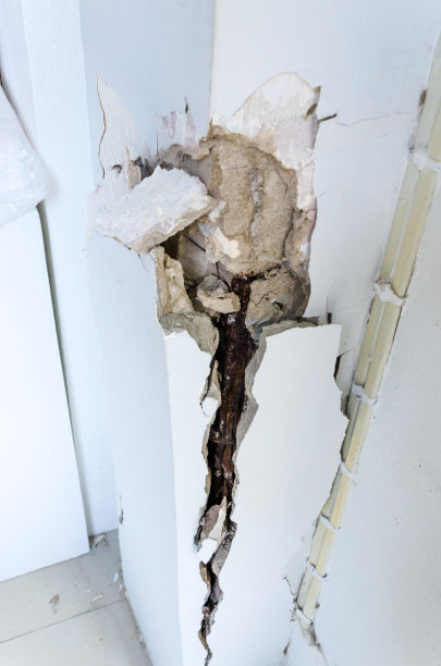 开裂的柱子和钢筋混凝土图片下载