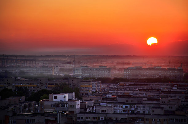 日出日落在城市中有选择地聚焦太阳图片下载