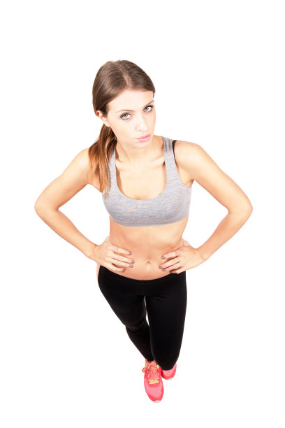 非常自信的年轻女子看着镜头。图片下载