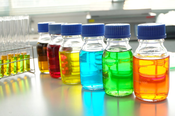 实验室桌上用玻璃器皿中的彩色液体图片下载