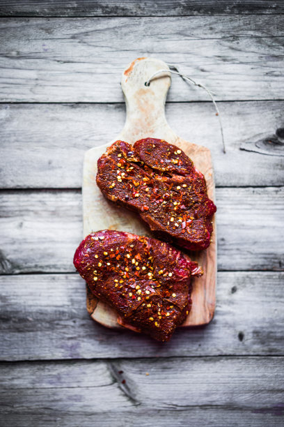 木头背景上的生肉图片下载