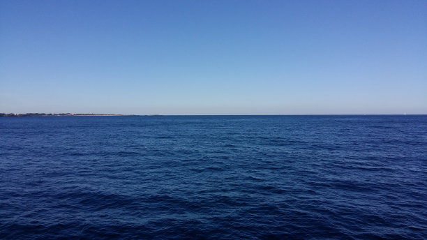 蓝色的天空和蓝色的海洋背景图片下载