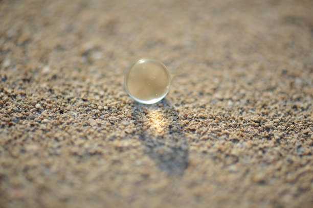 大理石在沙地上图片下载