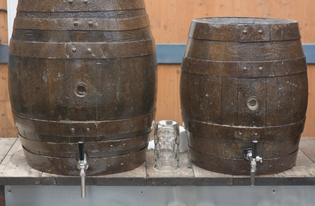 啤酒桶和玻璃杯图片下载