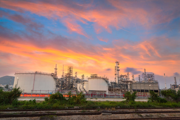 黄昏时分的炼油厂图片下载