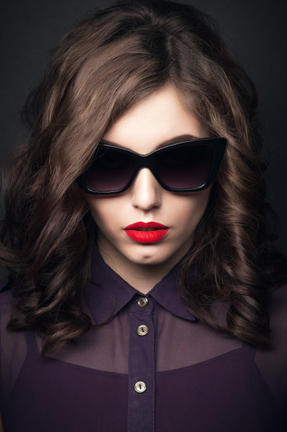 女孩戴着墨镜图片下载