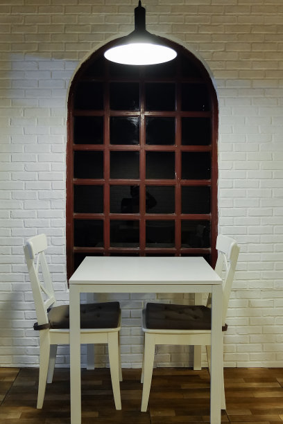 咖啡馆座位与木桌和椅子在村舍风格图片下载