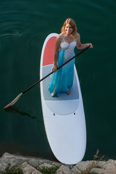 笑容随意的女孩穿着裙子图片下载