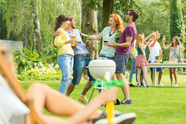年轻人在花园里烧烤图片下载