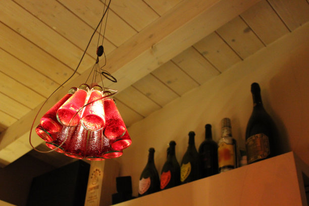 酒吧里的吊灯。图片下载