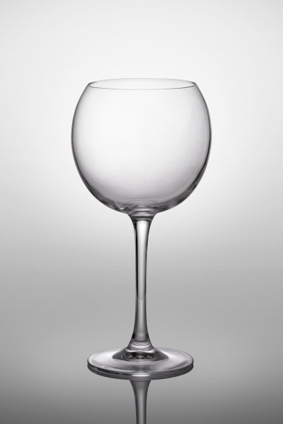 用空杯子盛红酒图片下载