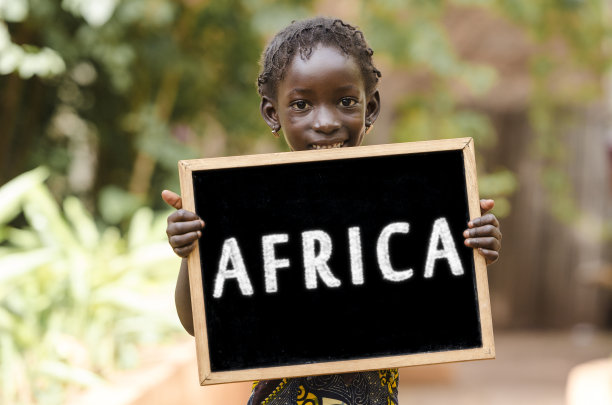 微笑的非洲女孩拿着黑板图片下载