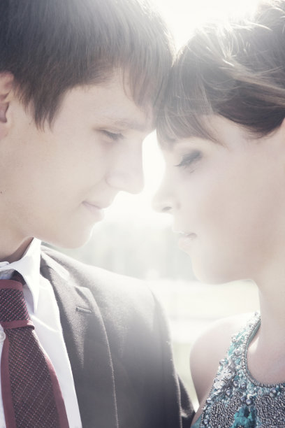 年轻幸福的情侣图片下载