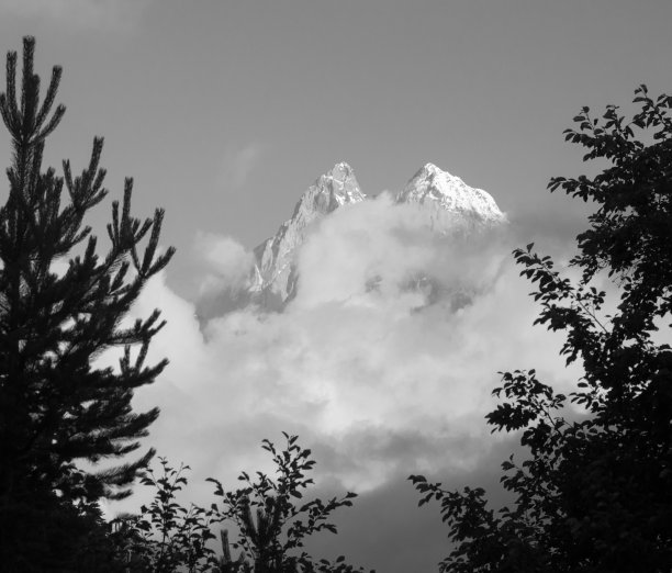 乌斯赫山-黑白照片图片下载