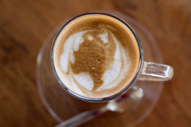 咖啡店里的热咖啡卡布奇诺。图片下载