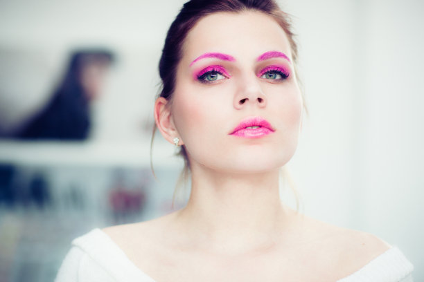 那个化了亮粉色妆的女人。图片下载