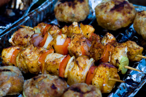 烤肉架上的烤肉串和蔬菜的特写。图片下载