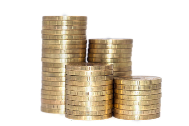 金币堆孤立在白色的背景。图片下载