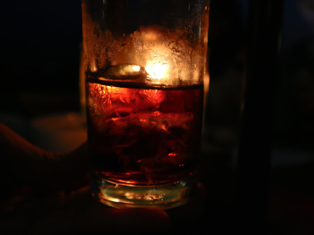 晚上在烛光下喝一杯水图片下载