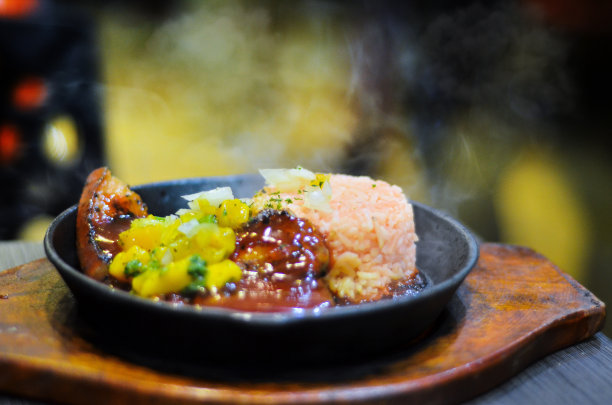 桌上盘子里食物的特写镜头图片下载