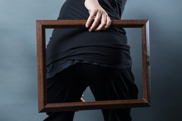 一个男人把他的屁股放在木制相框里图片下载
