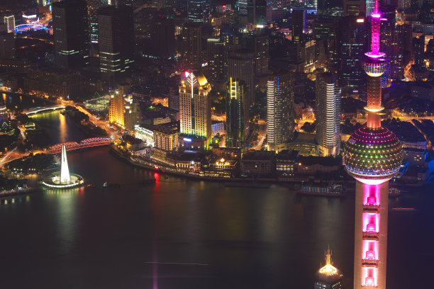 航拍上海市内标志性建筑的夜景图片下载