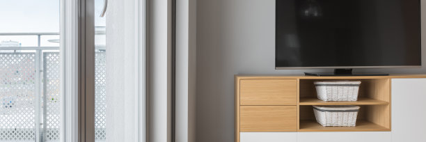 带阳台的房间内有电视图片下载