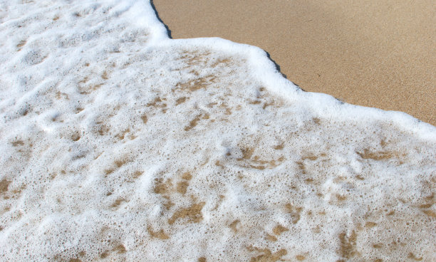 沙滩上的海浪图片下载