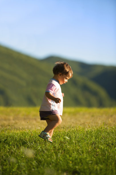 小女孩第一步走在草地上图片下载