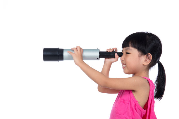 一个亚洲华裔小女孩用望远镜看东西图片下载
