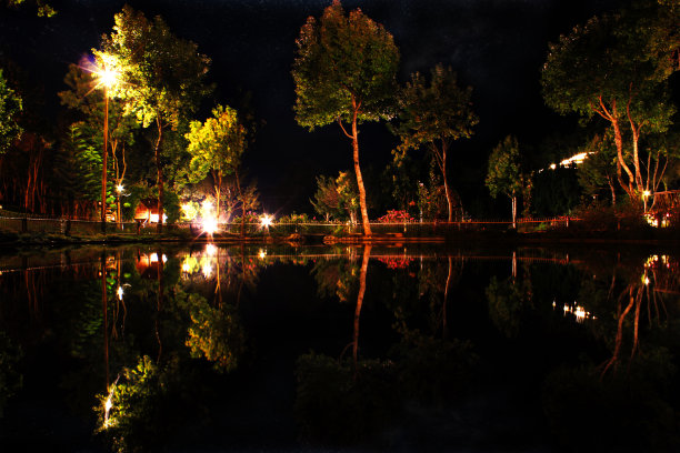 枫树倒影池在夜晚。图片下载