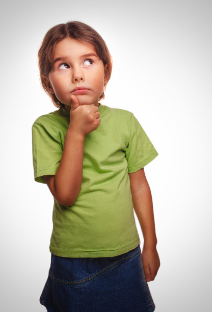 少女在白色的背上孤立地看着远方图片下载