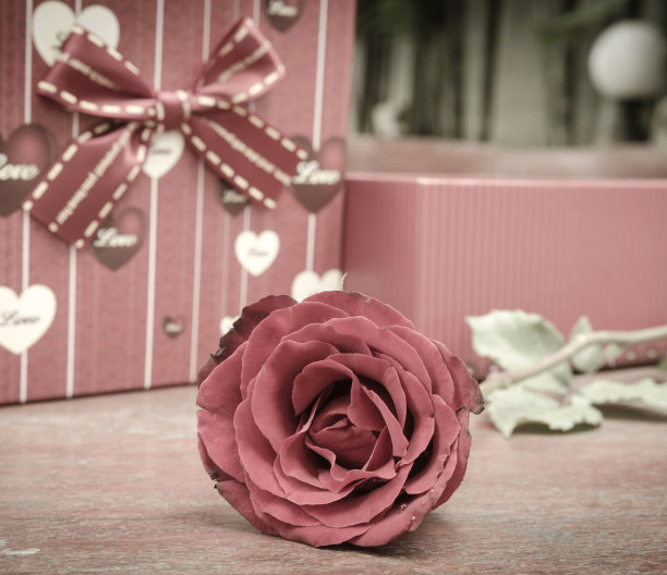 玫瑰花和情人节礼物的照片。图片下载