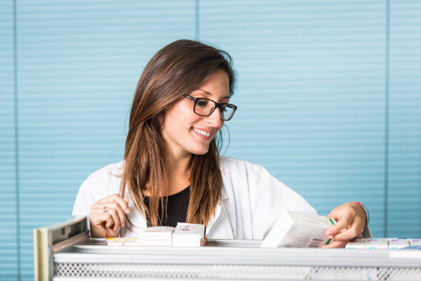 美丽的药剂师肖像在药店图片下载