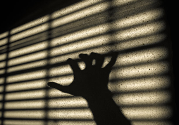 一只手的影子和百叶窗图片下载