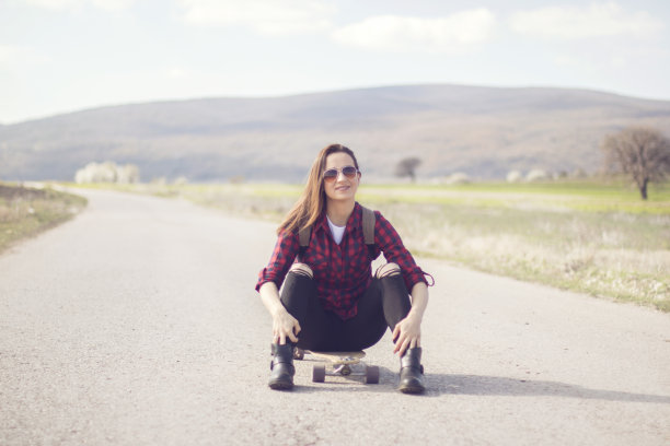 女孩们在干净的路上玩耍图片下载