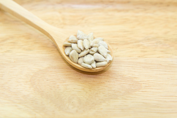 用勺子舀葵花籽图片下载