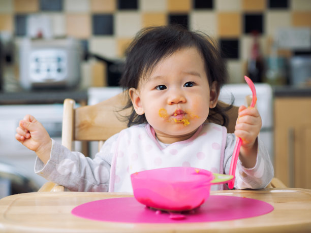 吃垃圾食品的小女孩素材图片