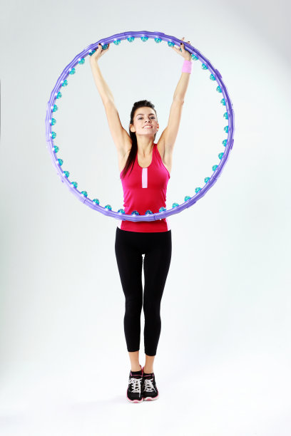 微笑的运动女人拿着一个按摩圈图片下载