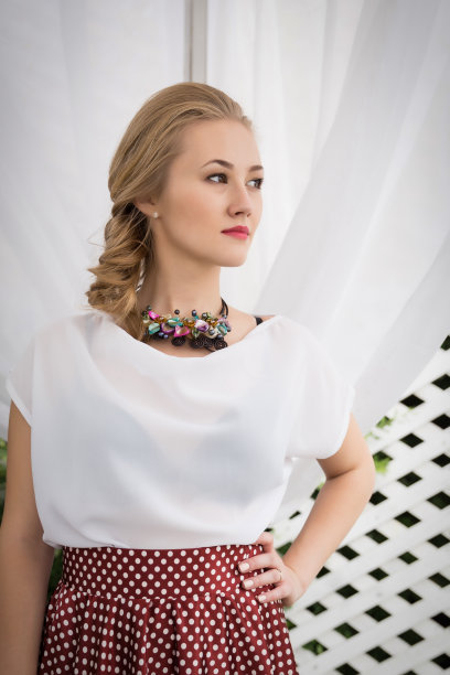 女人摆出室外图片下载