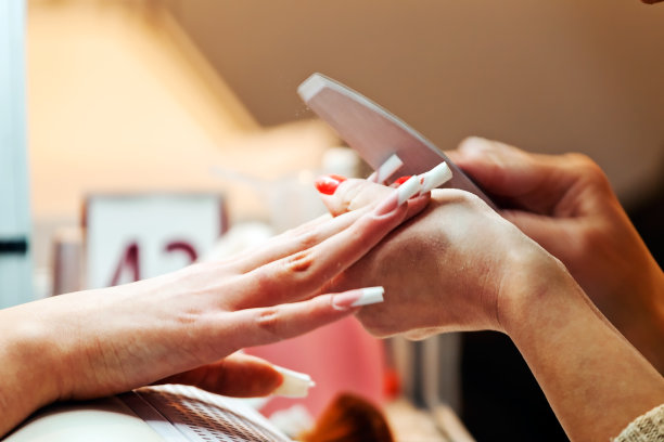 美甲沙龙里的女人图片下载