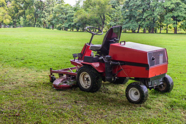 花园里的红色割草机。图片下载
