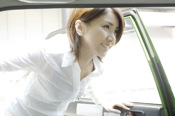 乘坐出租车的女人图片下载