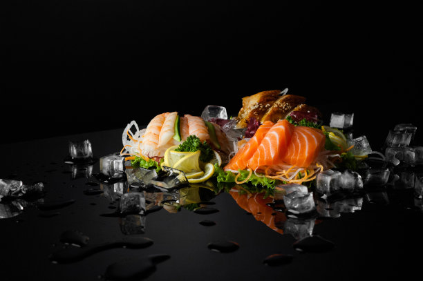 黑色背景上的寿司图片下载
