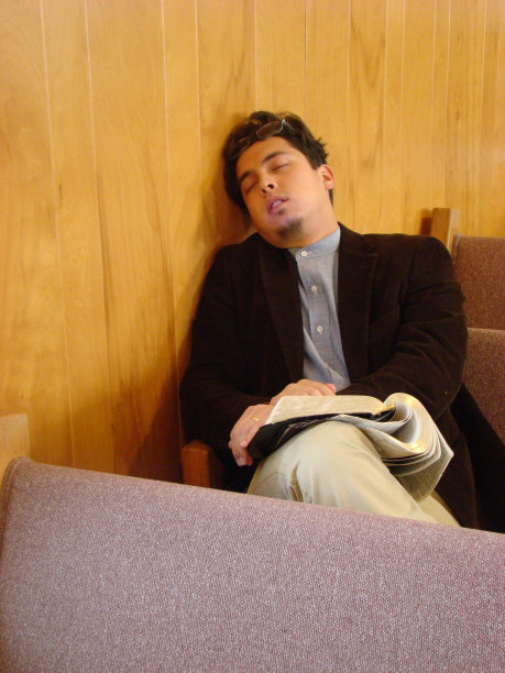 睡在教堂里的男人图片下载