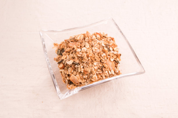 制作格兰诺拉麦片，格兰诺拉麦片放在一个方形的盘子里图片下载