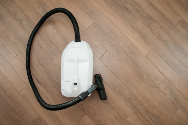 打扫公寓，吸尘器在地板上图片下载